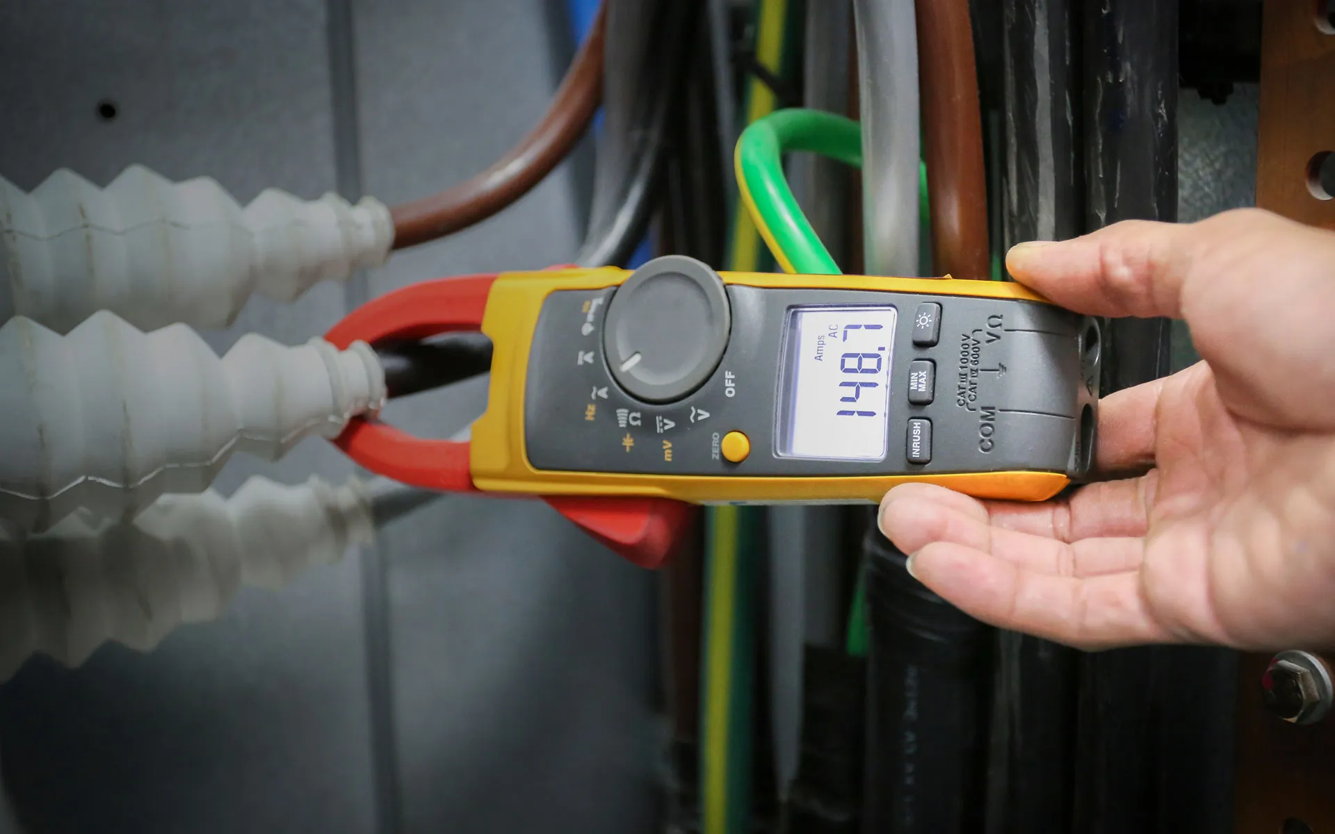 Messgerät bei einer Elektrokontrolle mit Sicherheitsnachweis-Dokumentation